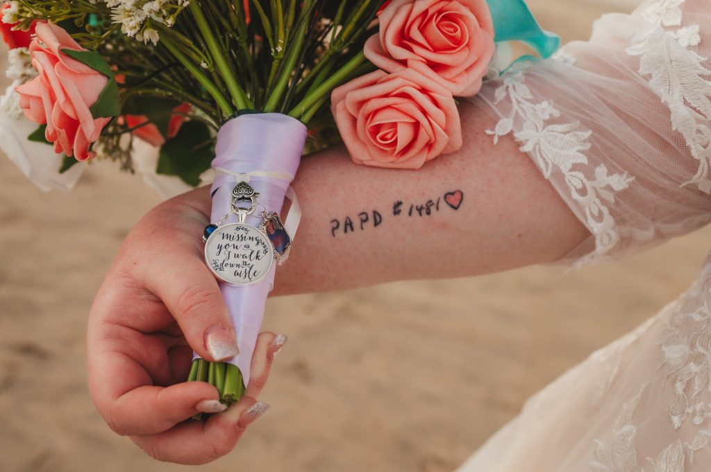 flowers with memorial key chain